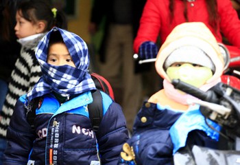 Children brave the extreme cold in Hanoi (Photo: VnExpress)